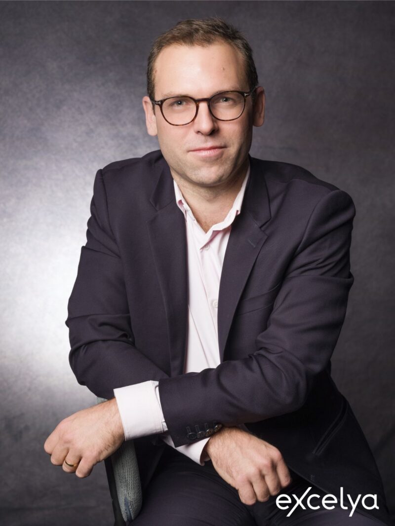 Portrait de François Moisson, CEO et cofondateur d’Excelya, présenté dans un article sur le développement d’un CRO full service en Europe
